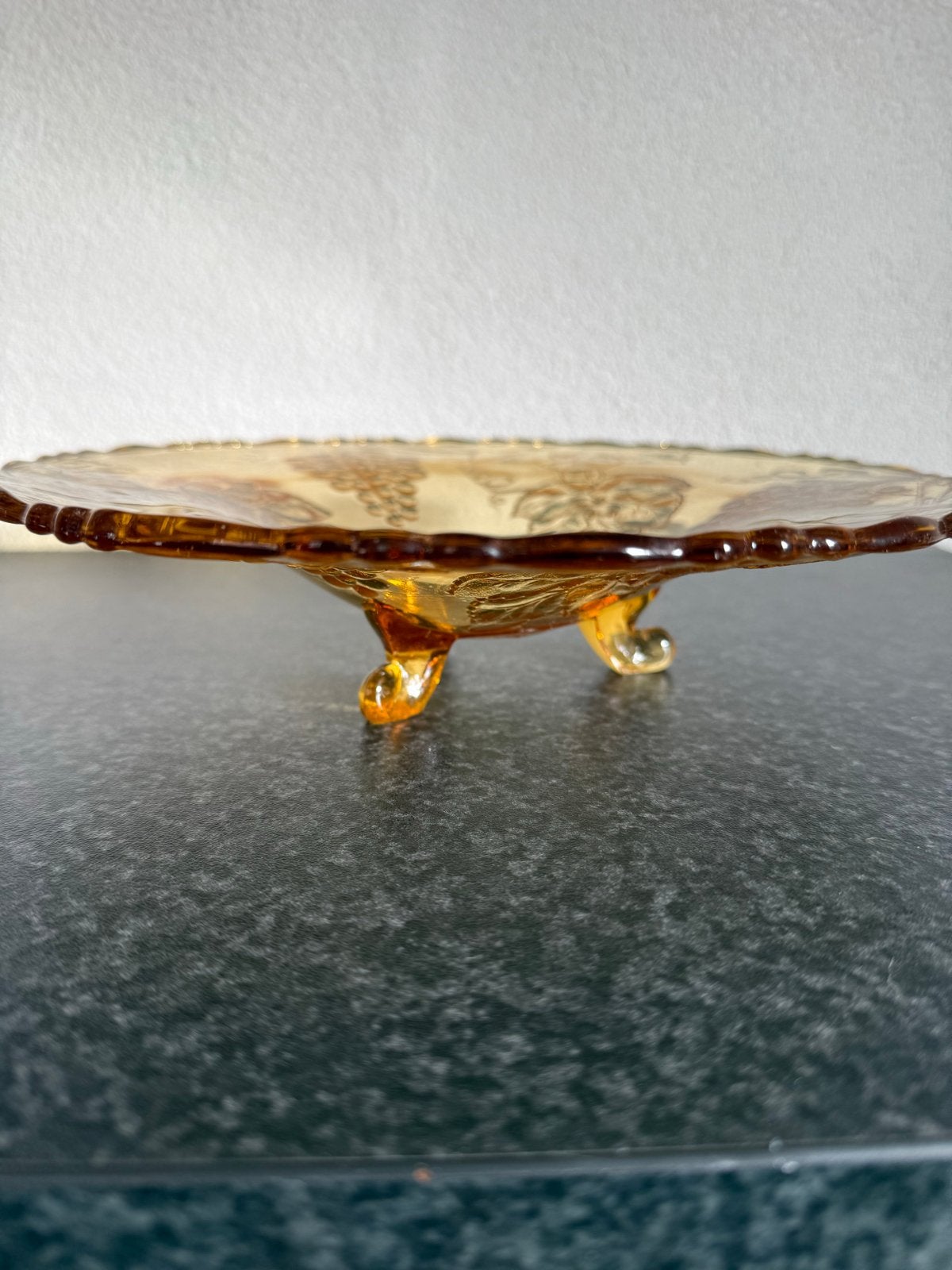 Vintage amberkleurige glazen schaal op voetjes, Ophalen of Verzenden