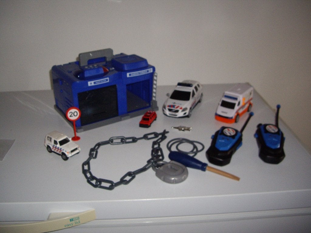 politiebureau met geluiden =walkytalky,s+autos, Ophalen, Zo goed als nieuw