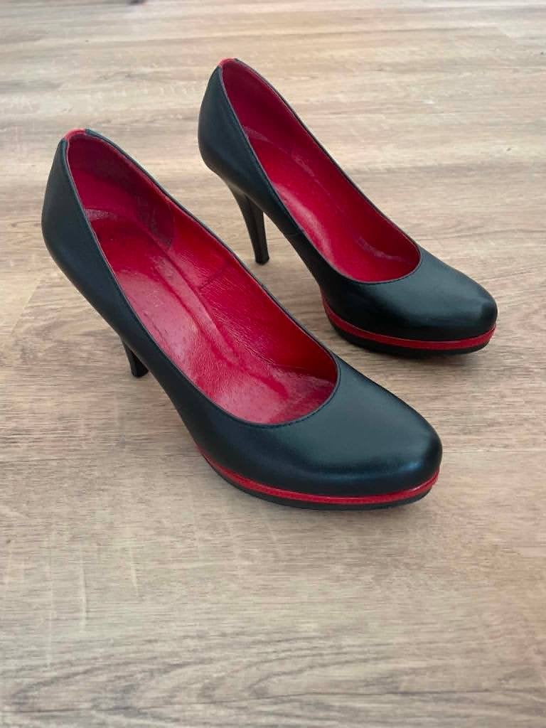 Elegant black high heels with red interior, Ophalen, Zwart, Schoenen met hoge hakken, Gedragen