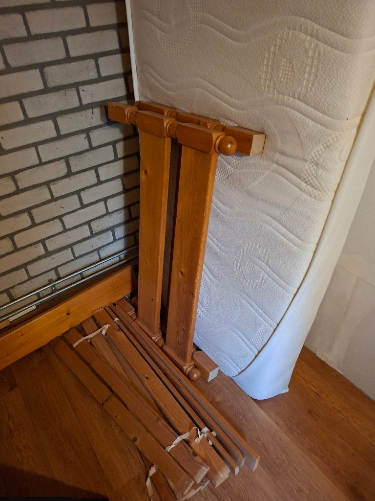 Houten bedframe met lattenbodem en matras, Huis en Inrichting, Ophalen, Gebruikt, 90 cm, Eenpersoons