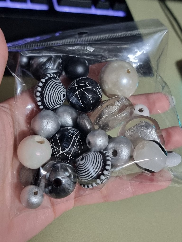 Assortiment zwarte, witte en zilveren kralen, Verzenden, Zo goed als nieuw, Kraal