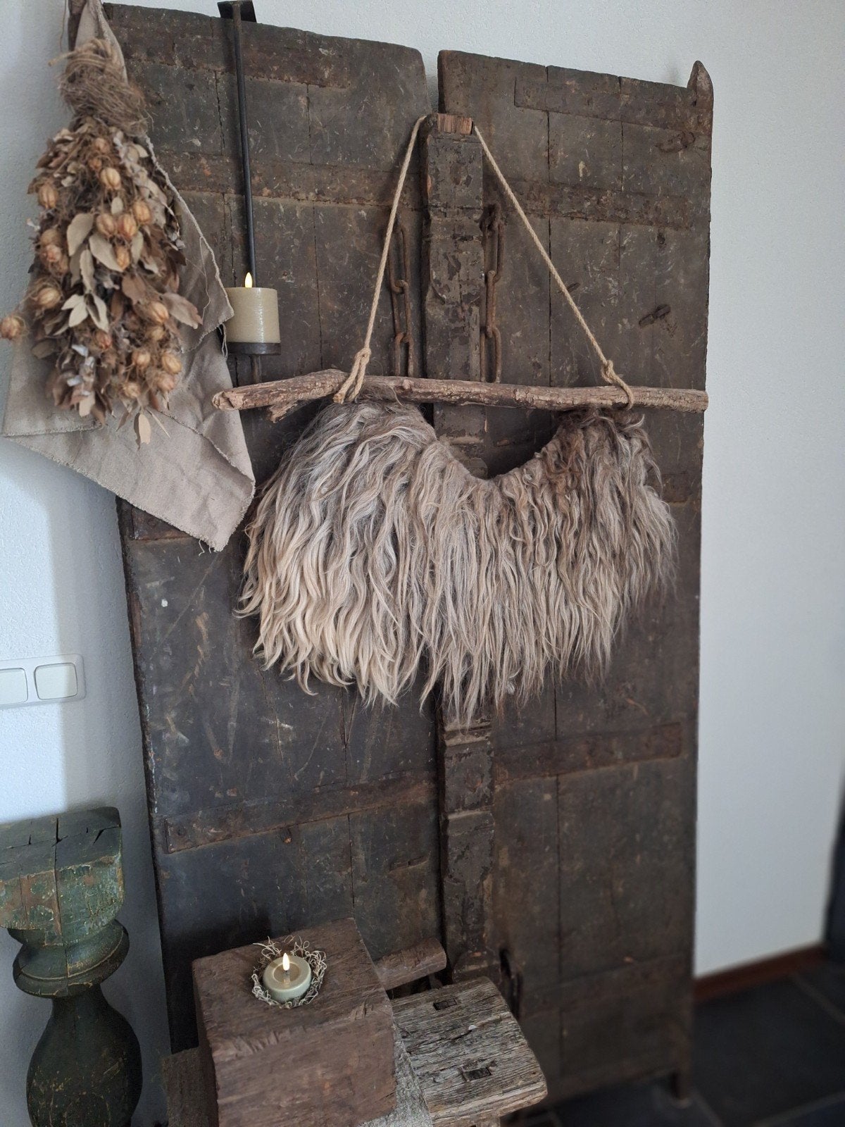 wandhanger, wandkraag, schapenvacht.  sober, AuraPeeperkorn, Ophalen of Verzenden