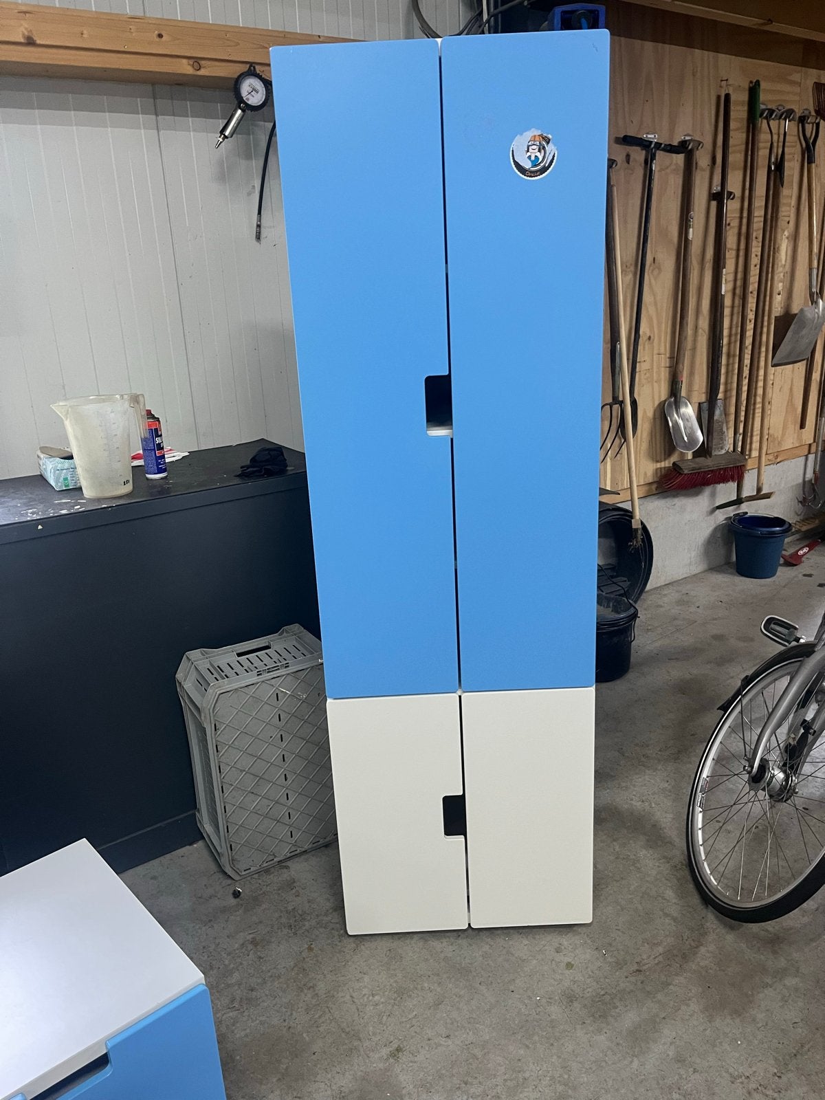Blauwe en witte kast met planken, Huis en Inrichting, Kasten | Kledingkasten, Ophalen, Gebruikt, 50 tot 100 cm, 150 tot 200 cm