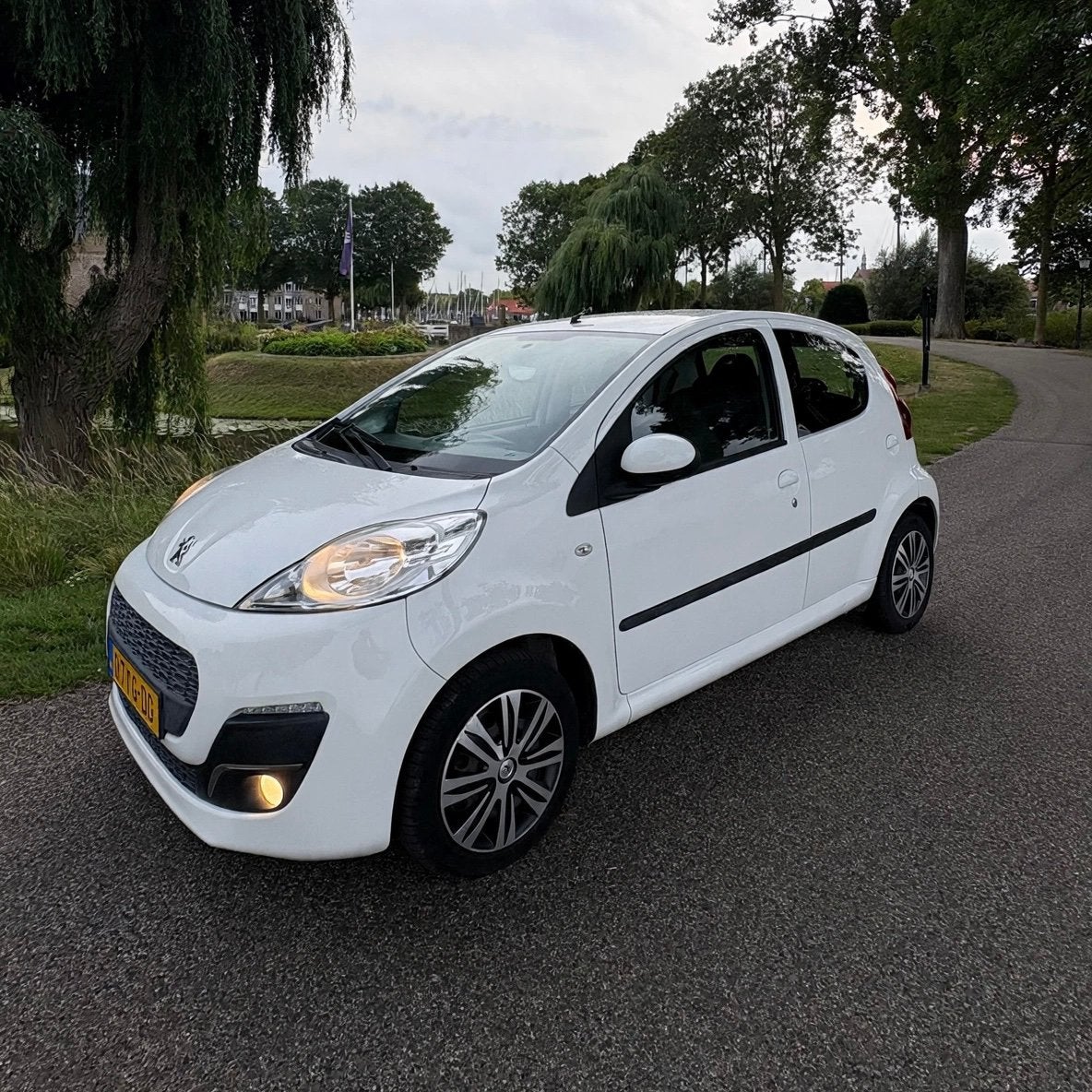 Peugeot 107 1.0 Active | 2014 | 126.574 km | 5-deurs | Airco, Auto's, Voorwielaandrijving, Euro 5, Stof, Zwart