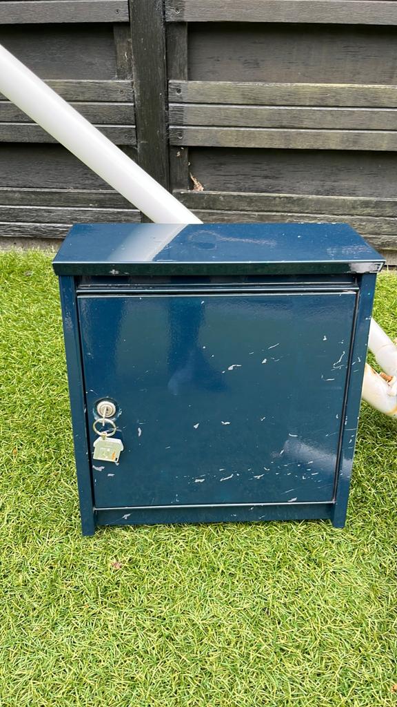 Gebruikte donkerblauwe brievenbus met sleutel, Tuin en Terras, Brievenbussen, Ophalen, Gebruikt, Staal, Wandbrievenbus