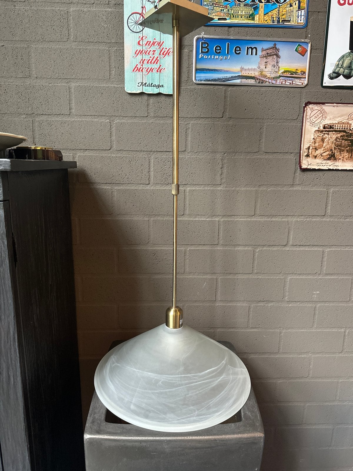 Hanglamp met melkglas kap en messing afwerking, Huis en Inrichting, Lampen | Hanglampen, Ophalen of Verzenden, Gebruikt, Glas