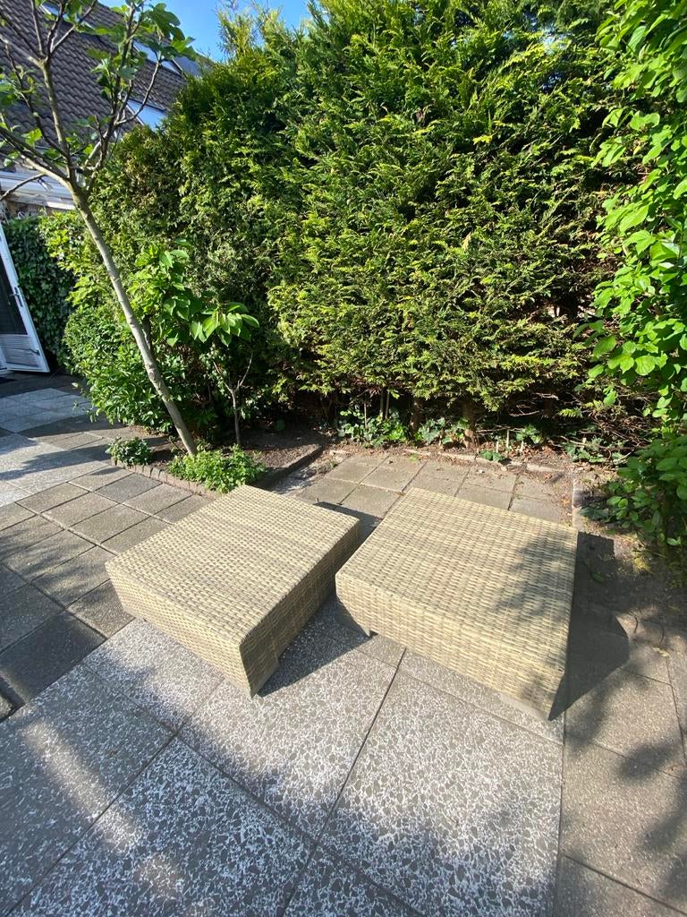 2x Wicker Poef Licht Kleur - Ideaal voor Zomeravonden, Tuin en Terras, Tuinsets en Loungesets, Ophalen, Gebruikt, Hocker, Loungeset