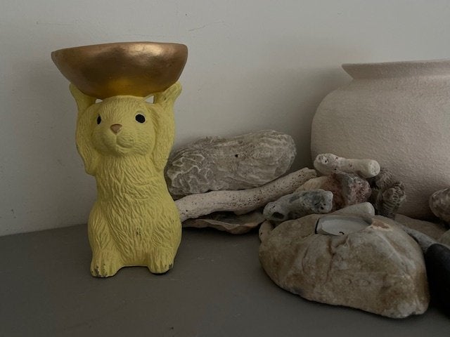 Paas decoratie. Geel stenen beeld. Haas met gouden schaal., Ophalen, Zo goed als nieuw