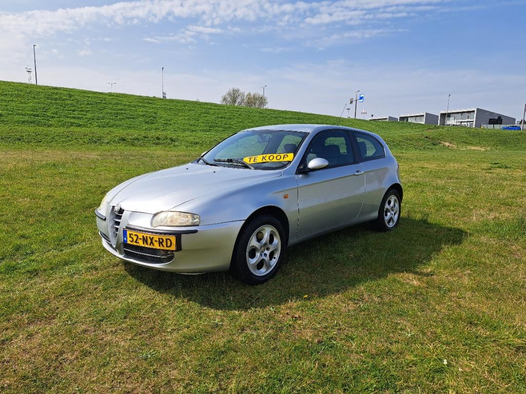 Alfa Romeo 147 1.6 T.spark 16V 77KW 3DR 2004 Grijs, Auto's, Alfa Romeo, Voorwielaandrijving, Stof, Elektrische ramen, Zwart