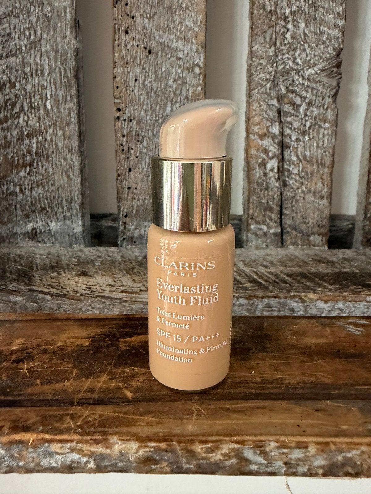 Clarins Everlasting Youth Fluid Foundation 111N, Ophalen of Verzenden, Zo goed als nieuw, Beige, Gehele gezicht