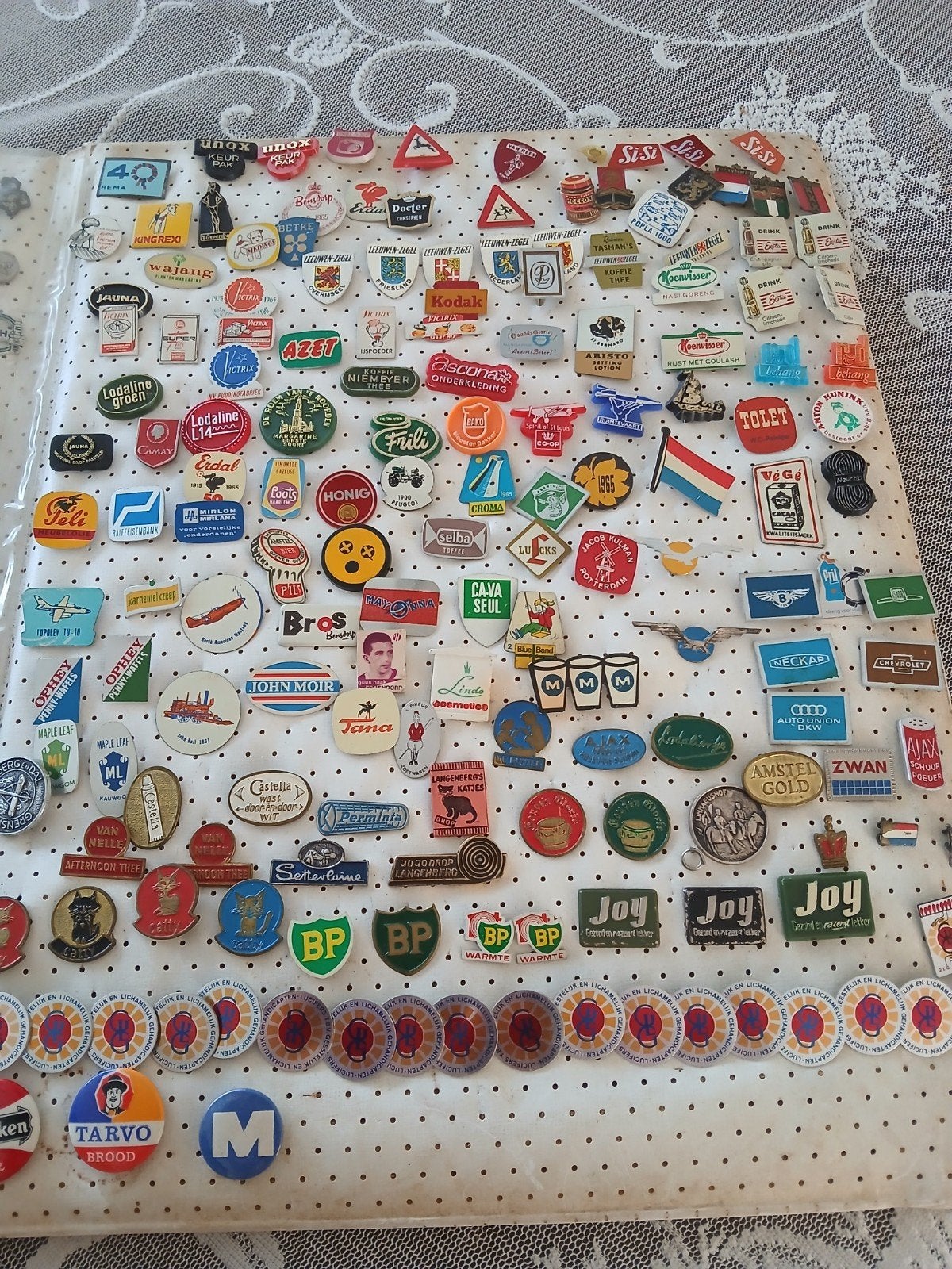 Heel veel.mooie speldjes jaren 60 in speldjesalbum Exota, Verzamelen, Ophalen of Verzenden, Zo goed als nieuw, Overige onderwerpen