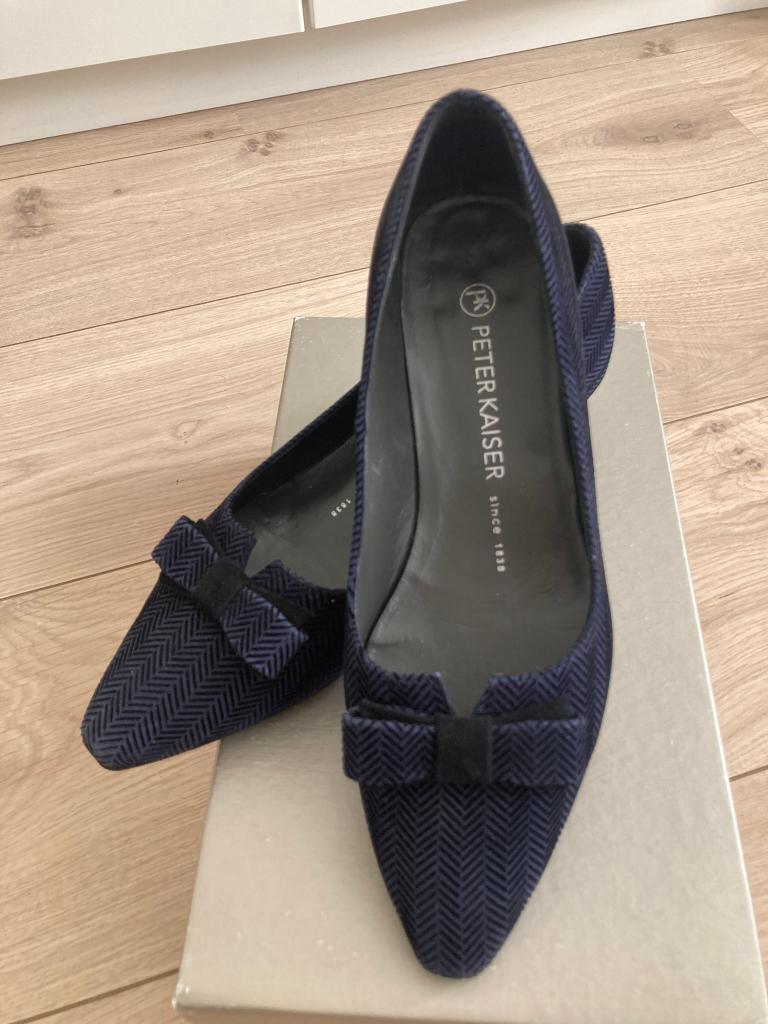 Donkerblauwe pumps met strik van Peter Kaiser maat 37, Kleding | Dames, Schoenen, Peter Kaiser, Pumps, Blauw, Ophalen of Verzenden