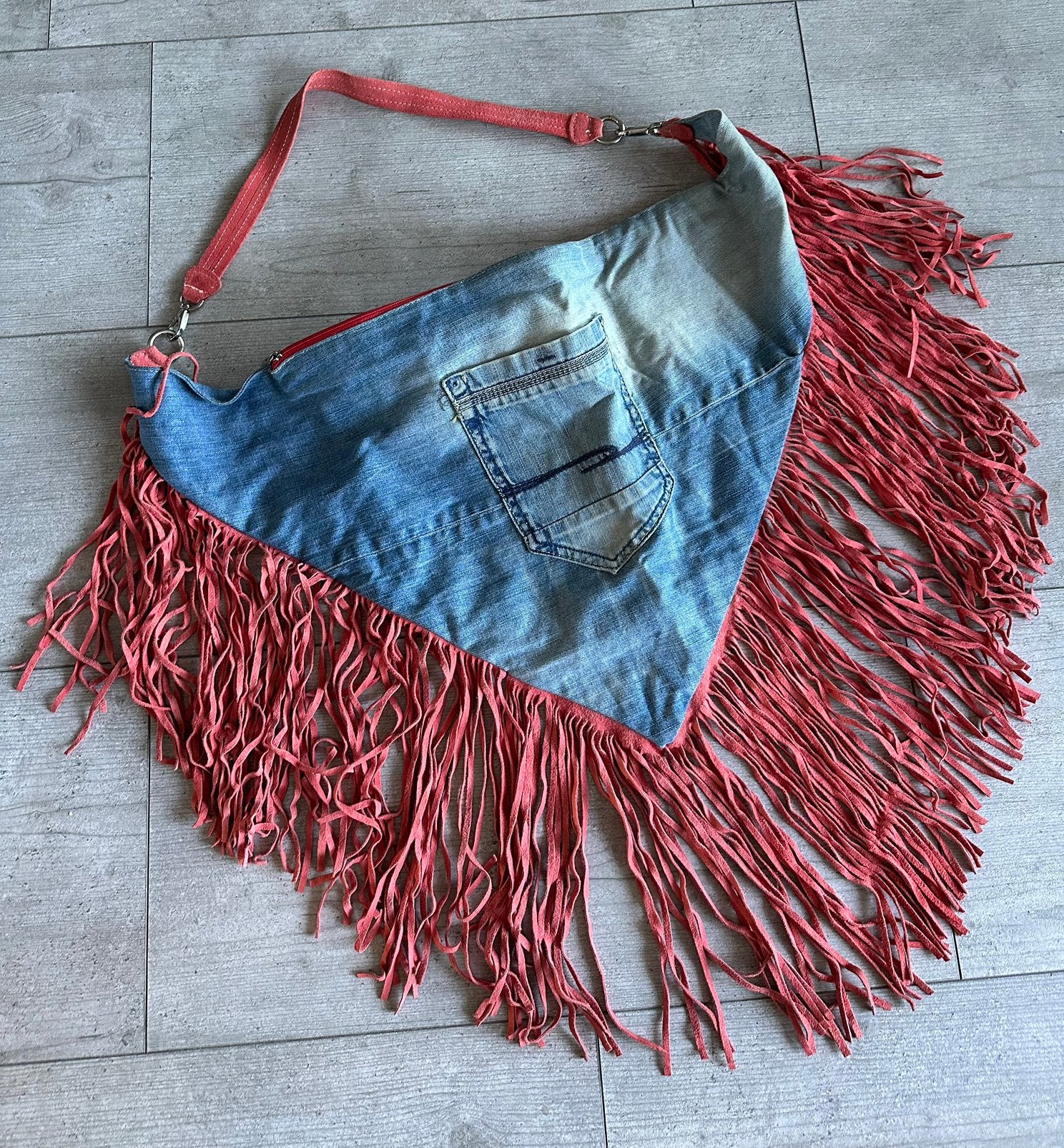 Jeans tas met suede schouderband en suede franjes, Sieraden, Tassen en Uiterlijk, Tassen | Damestassen, Ophalen of Verzenden, Zo goed als nieuw