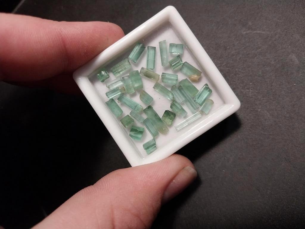 Lot met groene toermalijn staafjes, Sieraden, Tassen en Uiterlijk, Edelstenen, Ophalen of Verzenden, Nieuw