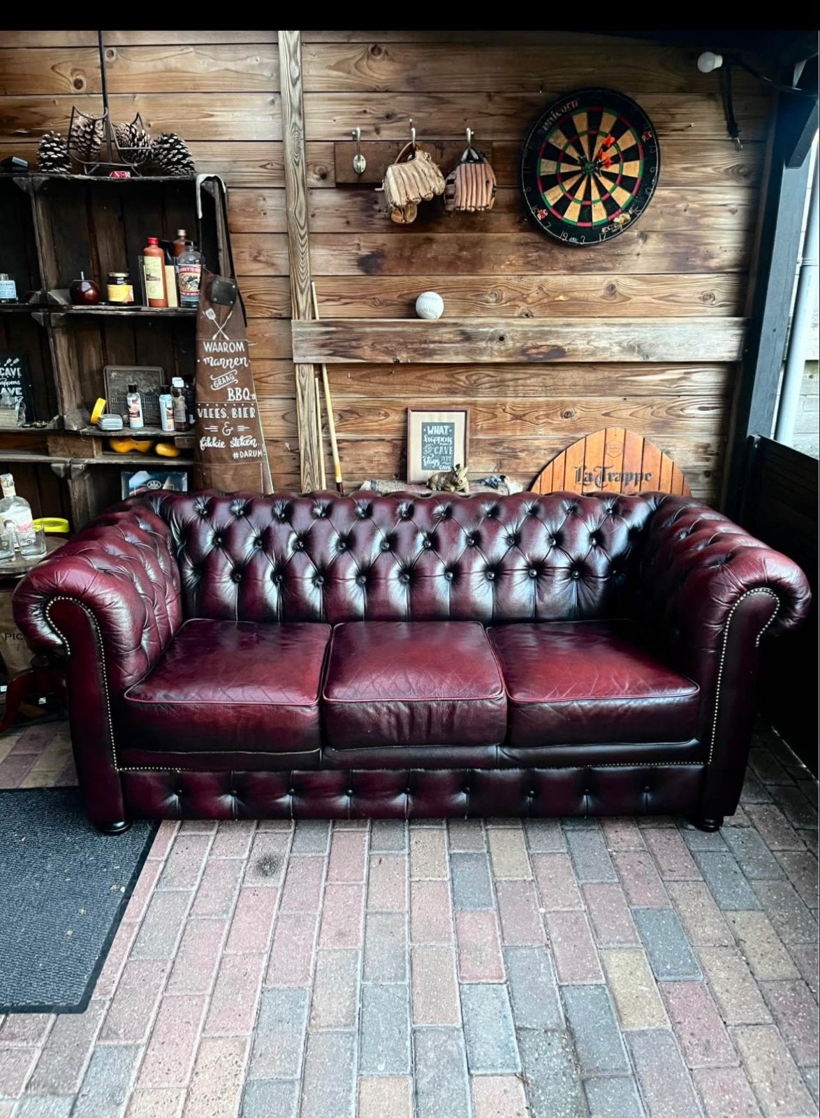 Luxe Chesterfield bank - 3-zits - Bordeauxrood leer, Ophalen, Driepersoons, Zo goed als nieuw, Rechte bank