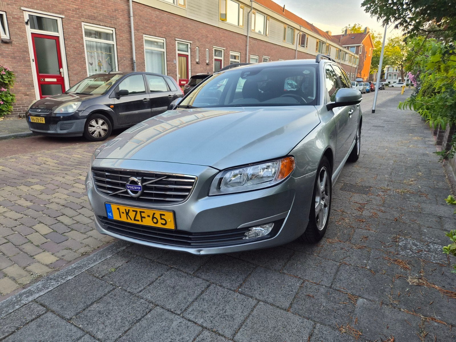 Volvo V70 2013– Goed onderhouden -Cruise Control - Trekhaak, Euro 5, Stof, 1503 kg, 4 cilinders