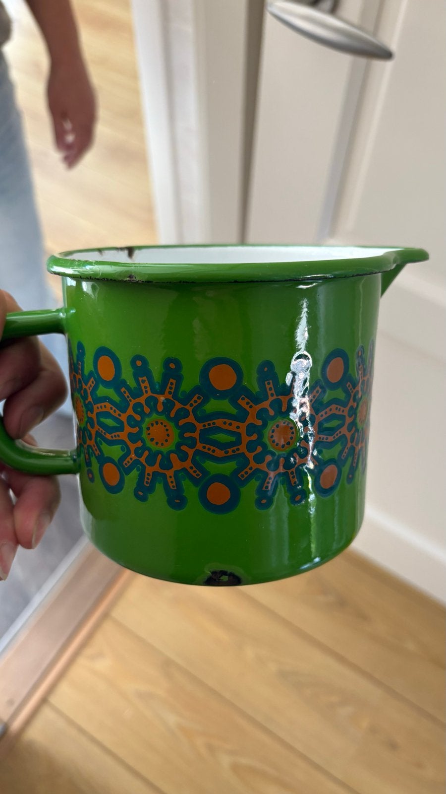 Vintage geëmailleerd melkkannetje - Groen met oranje decor, Antiek en Kunst, Antiek | Emaille, Ophalen of Verzenden