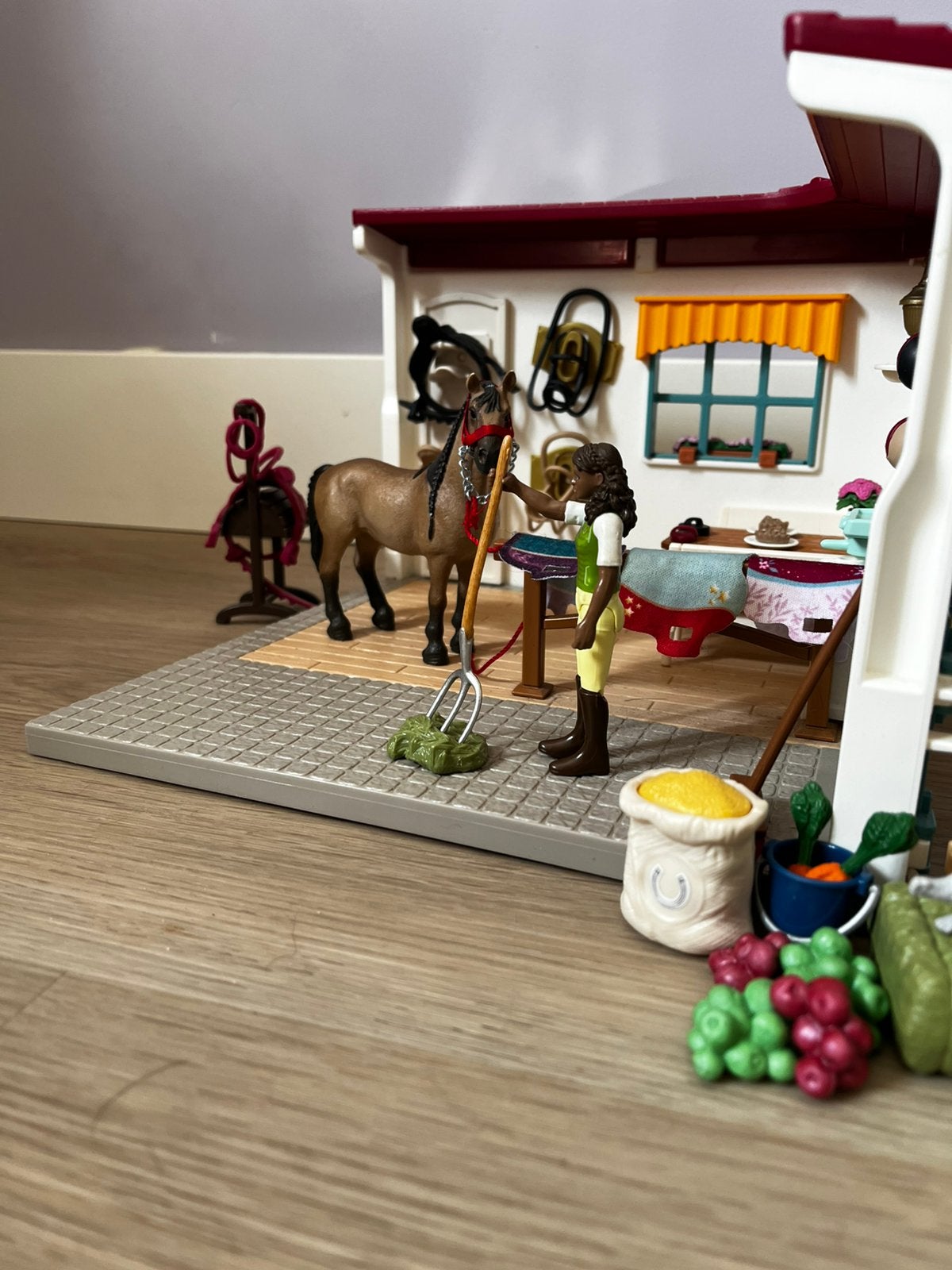 Schleich zadelkamer compleet, Verzamelen, Speelgoed, Verzenden
