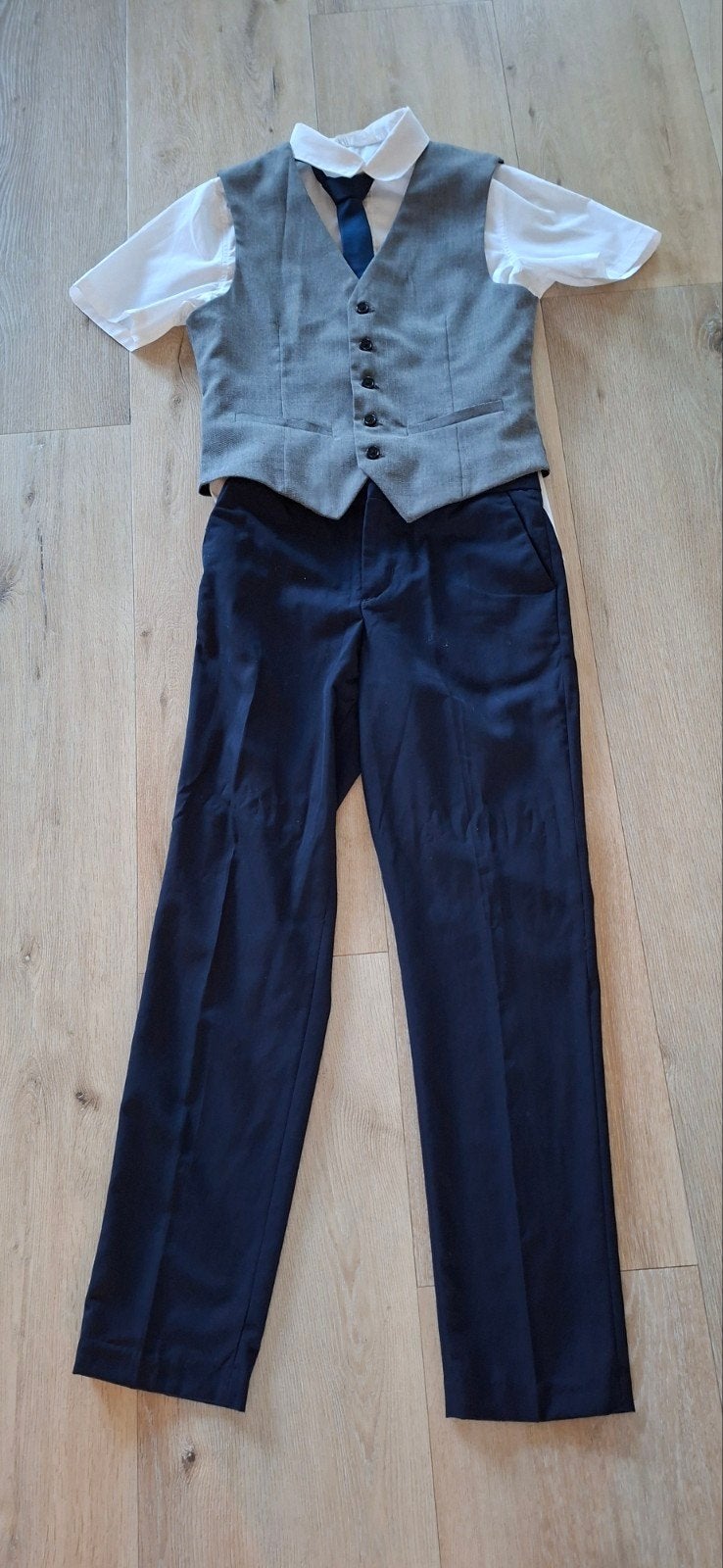 Nette jongens outfit: overhemd, stropdas, gilet en broek, H&M, Ophalen of Verzenden, Zo goed als nieuw, Setje