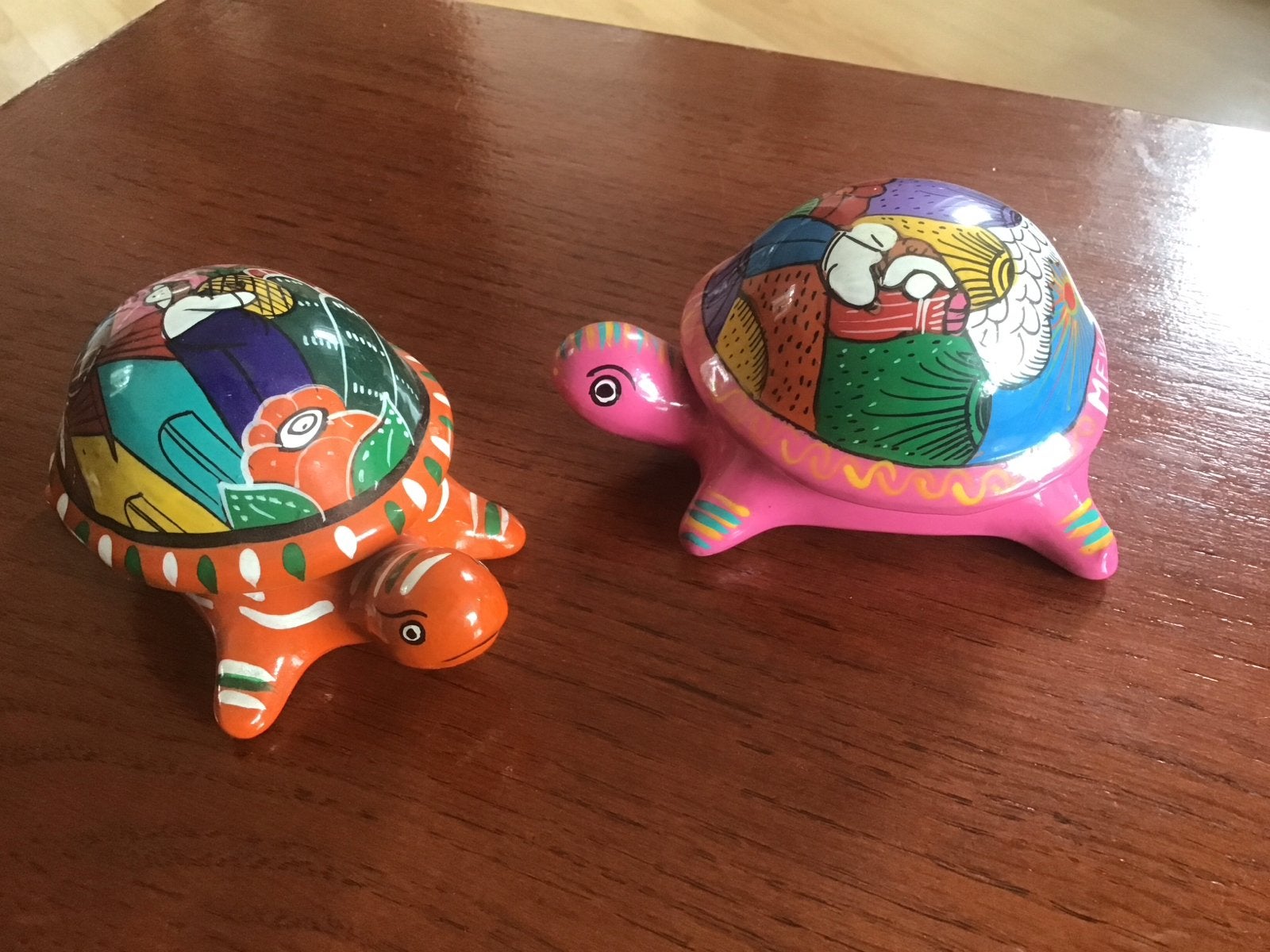 Mexicaans Handgeschilderd Klei Schildpadje - Uniek Beeldje, Verzamelen, Beelden en Beeldjes, Ophalen of Verzenden, Gebruikt, Dier