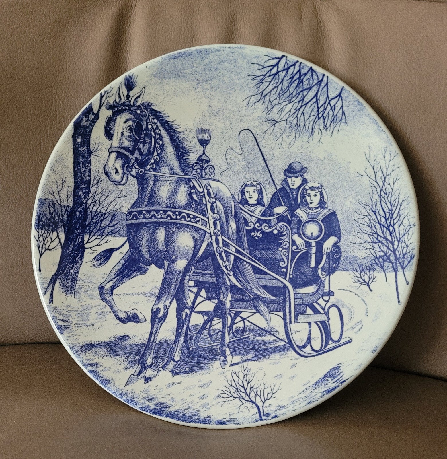 Delfts blauw bord met wintertafereel - paard en slee, Ophalen