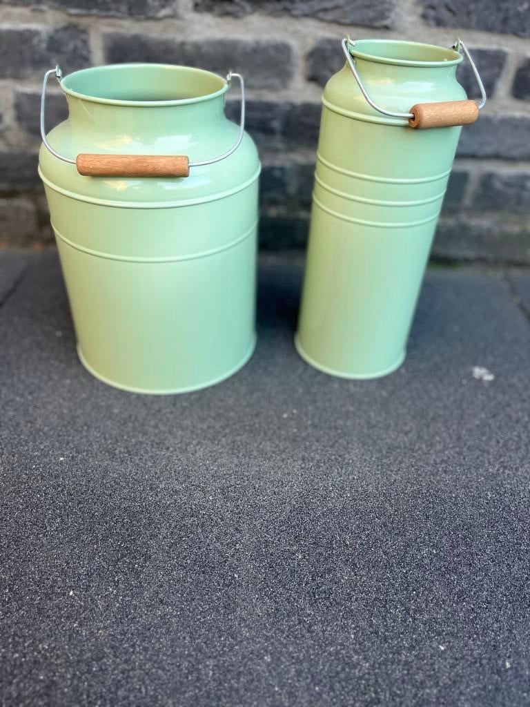Set van twee lichtgroene metalen vazen, Overige materialen, Ophalen of Verzenden, Zo goed als nieuw, Minder dan 50 cm