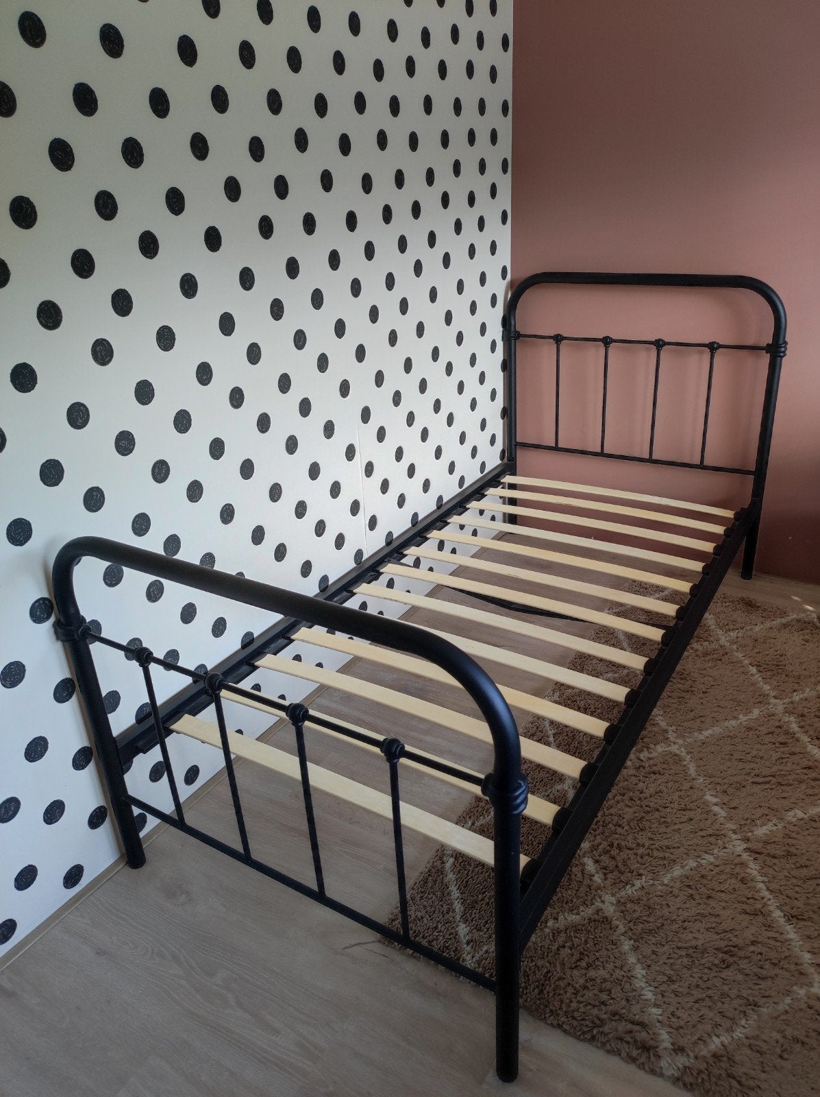 1 persoonsbed metaal zwart 90x200 met of zonder matras, Huis en Inrichting, Ophalen, 90 cm, Eenpersoons, Zwart