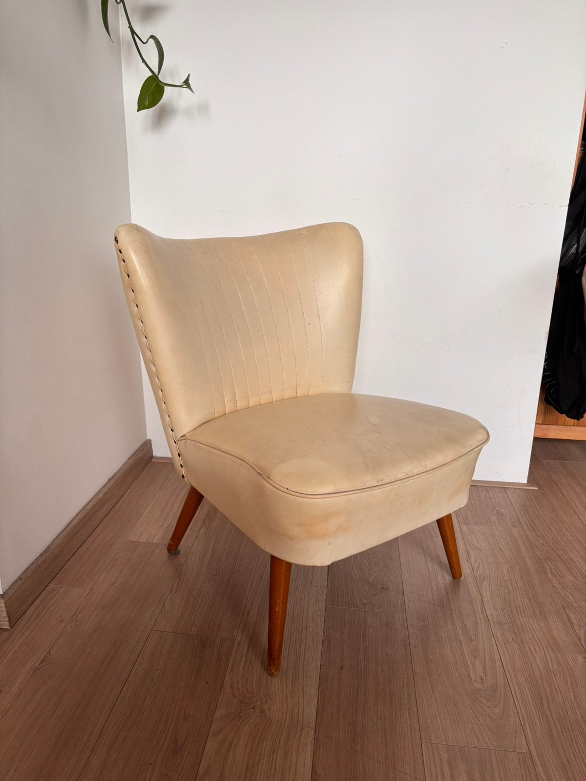 Vintage cocktailstoel, Huis en Inrichting, Fauteuils, Ophalen, Gebruikt, 50 tot 75 cm, Leer