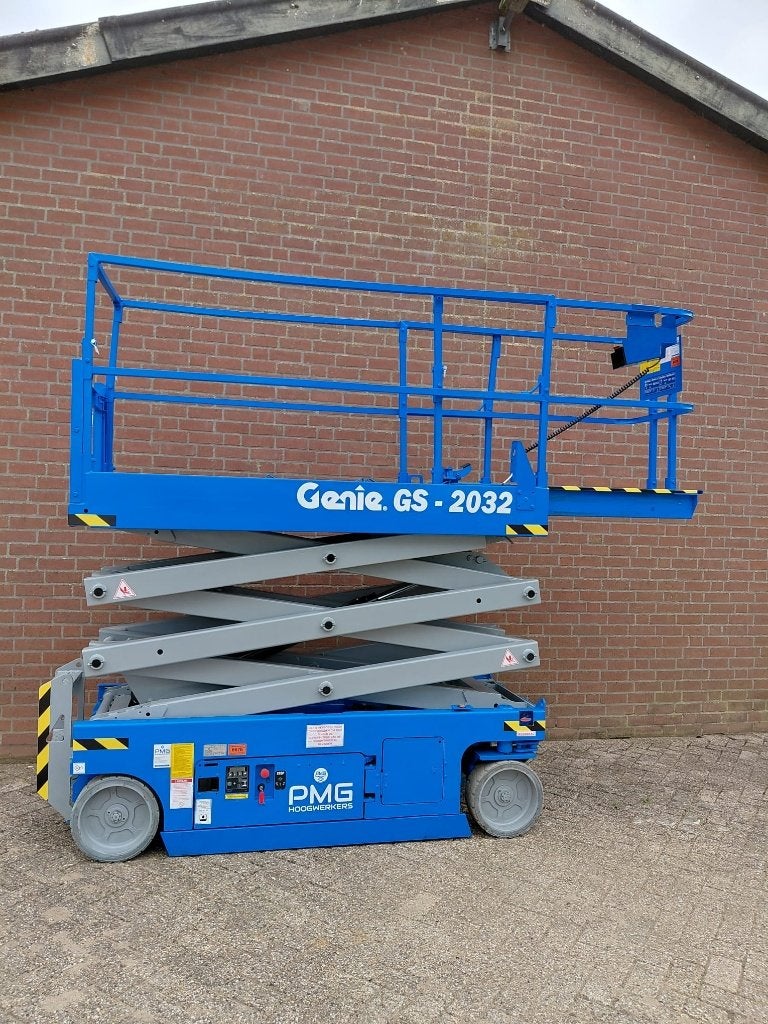 TE HUUR: Schaarhoogwerker(E) 8m WH (incl. bezorging) huren, Doe-het-zelf en Verbouw, Ophalen of Verzenden, Zo goed als nieuw