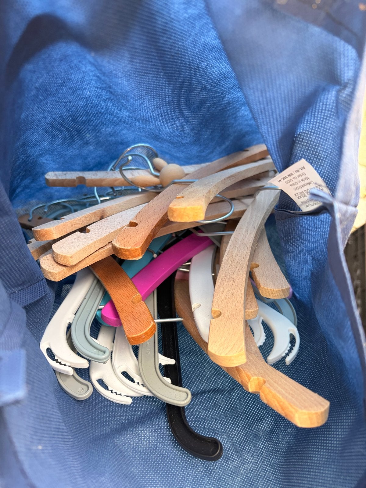 Diverse baby kleerhangers - hout en kunststof, Kleding | Dames, Kledinghangers, Ophalen, Gebruikt, Hout, Kinderen
