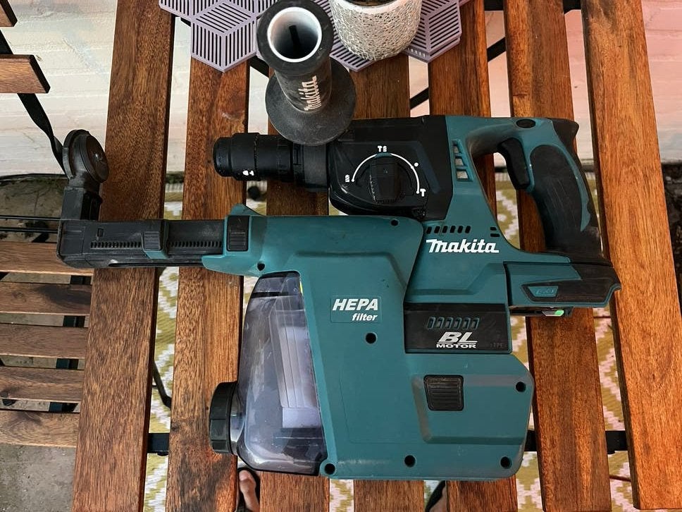Makita Boorhamer met HEPA filter DHR-243 + DX07, Doe-het-zelf en Verbouw, Gereedschap | Boormachines, 600 watt of meer, Boor- en/of Breekhamer