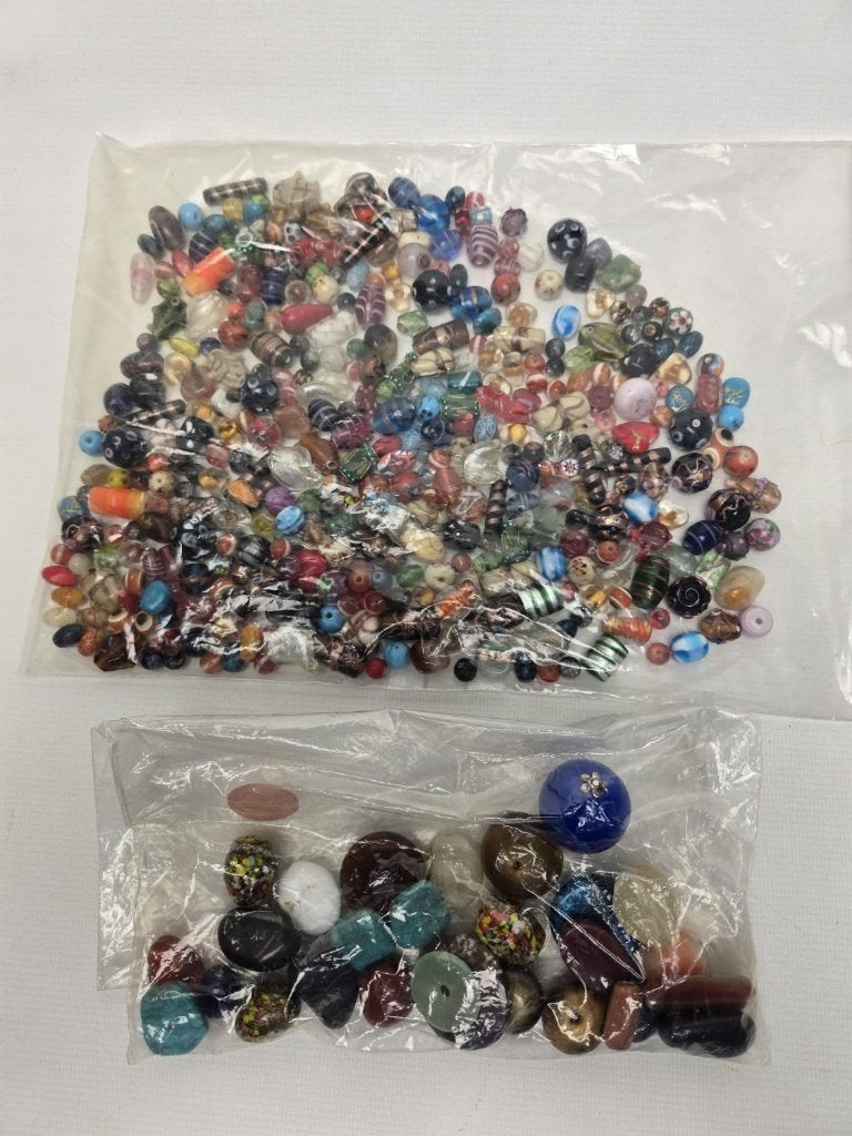 % Partij diverse kralen van steen en glas 900 gram, Ophalen of Verzenden, Gebruikt, Kraal