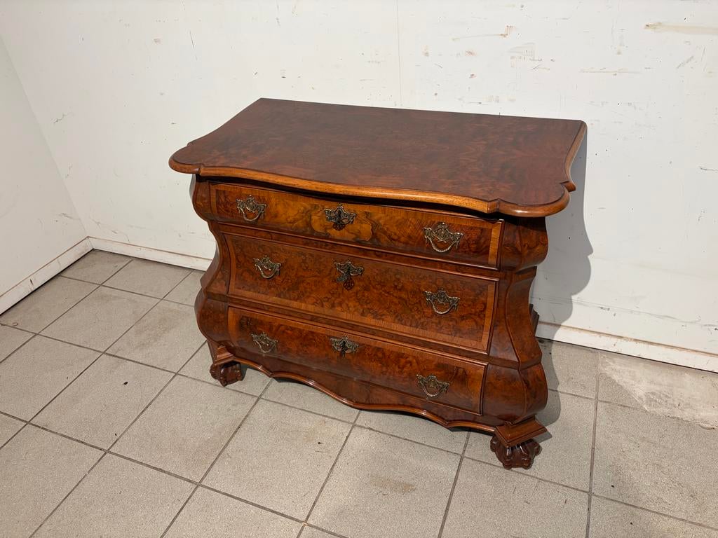 Wortelnoten 3 laden commode, Ophalen