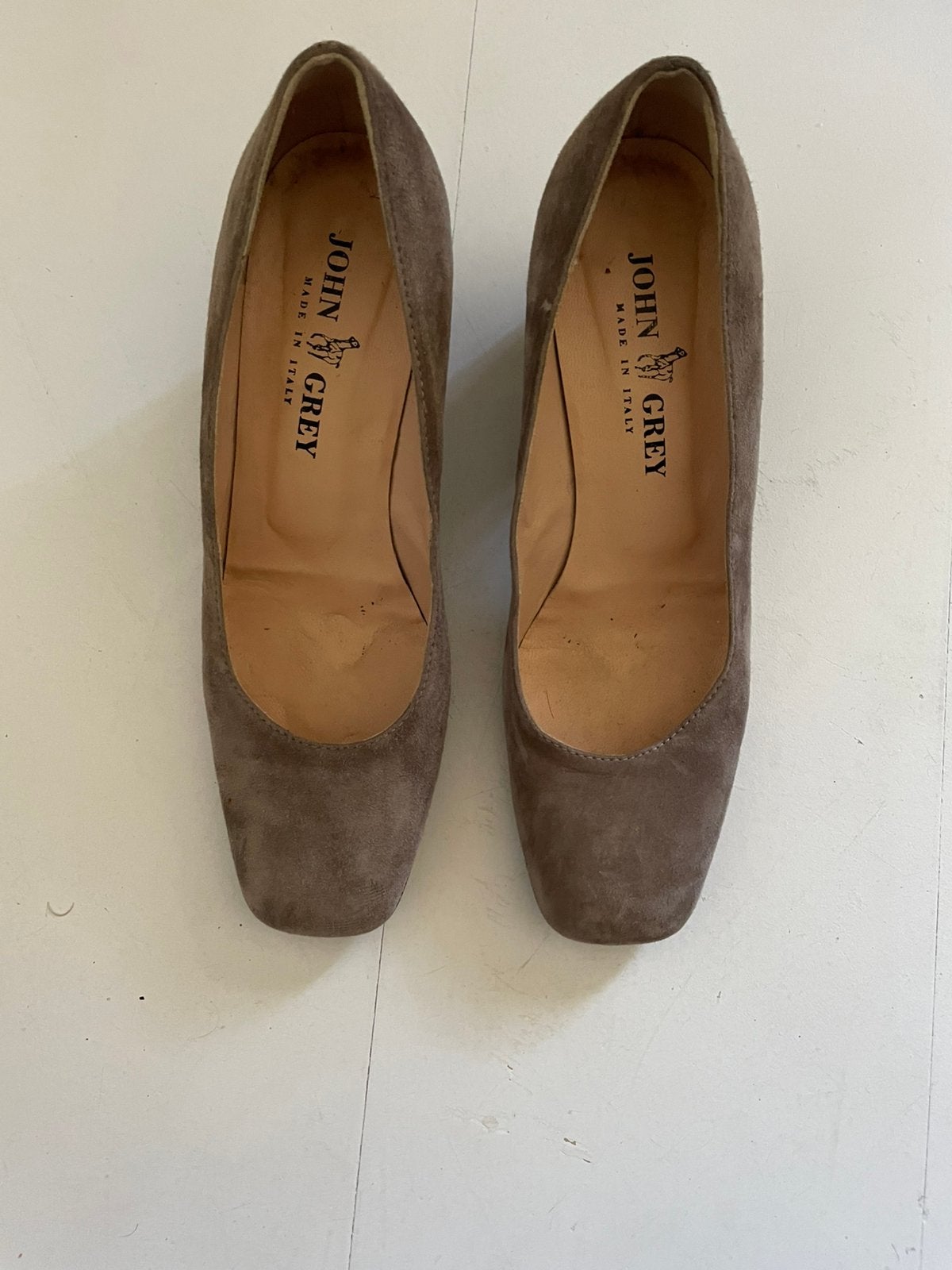 Pump. Schoen met hak. Beige suede. John Grey. Maat 40, Ophalen of Verzenden, Zo goed als nieuw, Beige