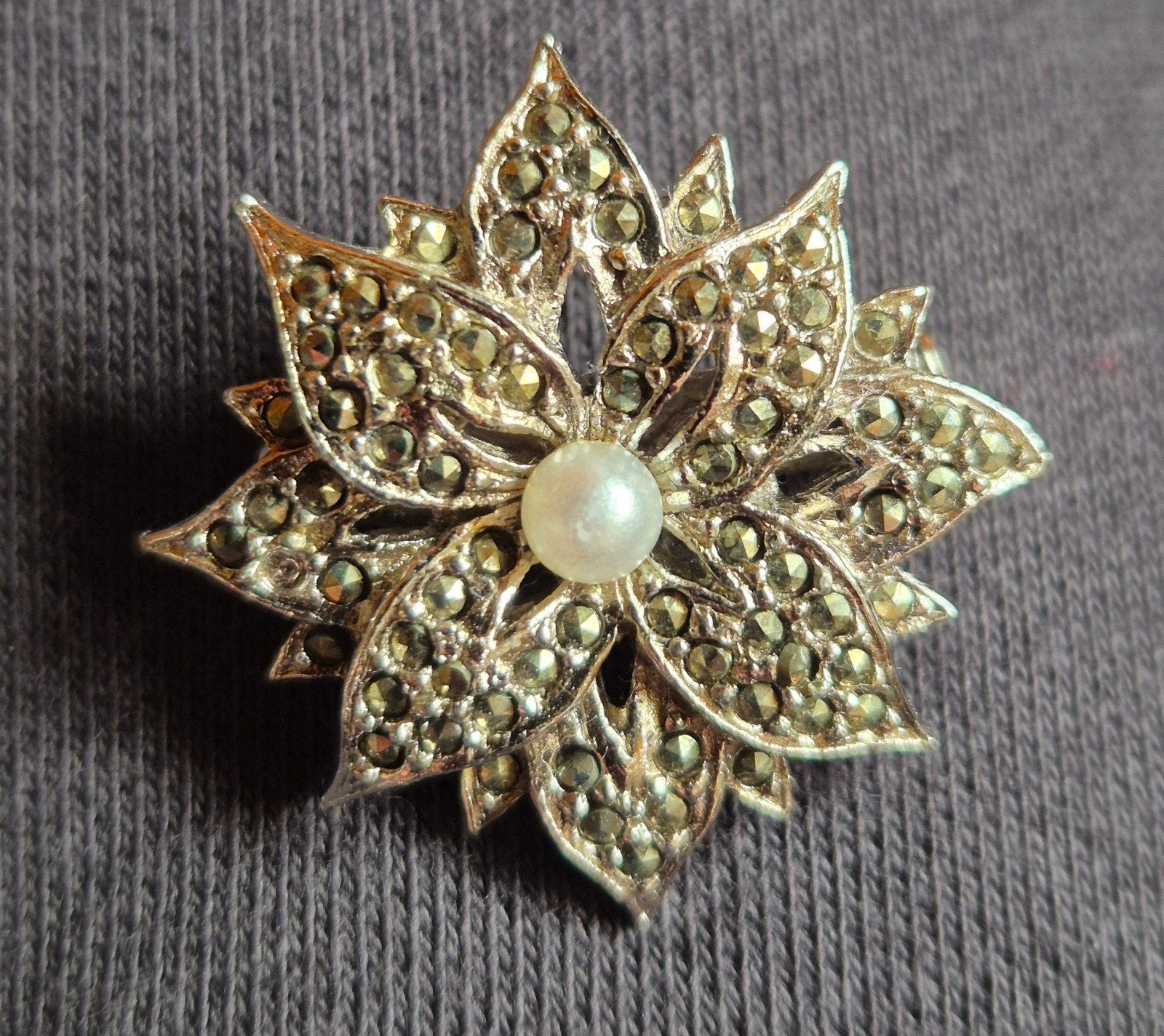 Vintage Broche Bloem met Markasiet en Parel, Sieraden, Tassen en Uiterlijk, Broches, Overige materialen, 4 tot 7 cm, Ophalen of Verzenden