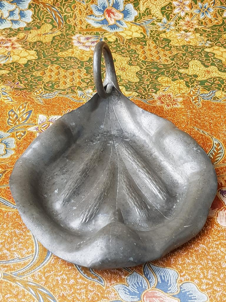 Mooie antieke schaal uit Frankrijk als een blad 25 cm. 1900., Antiek en Kunst, Antiek | Tin, Ophalen of Verzenden