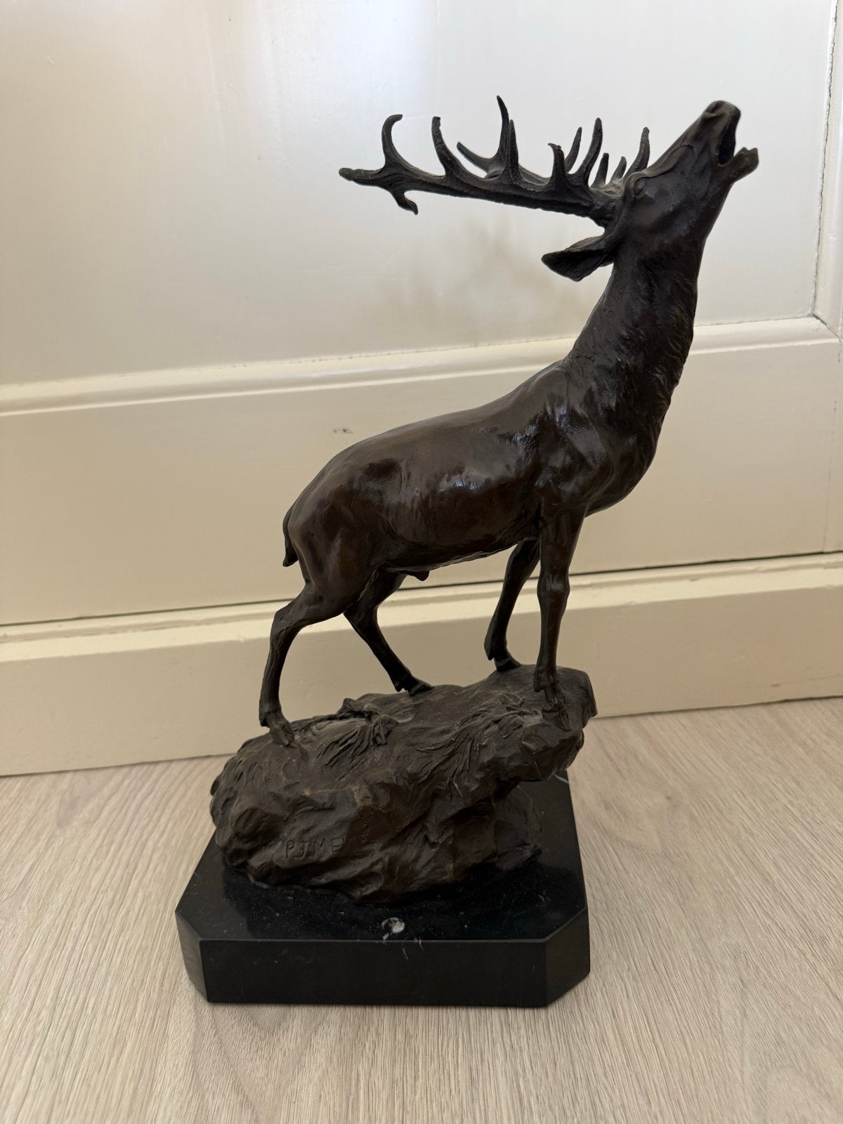 Bronzen beeld burlende hert op marmeren sokkel, Ophalen of Verzenden, Beeld, Bruin, Brons