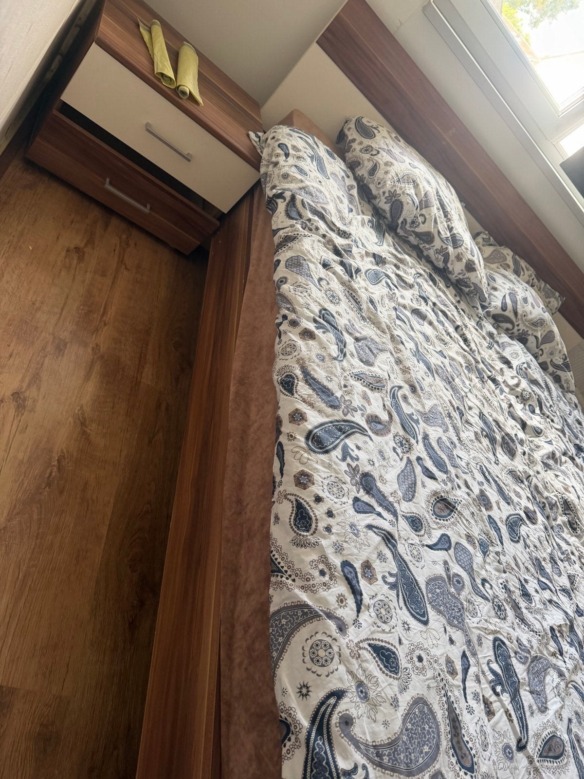 GRATIS bed inclusief lattenbodem en matras en nachtkast, Huis en Inrichting, Ophalen, Gebruikt, Bruin, Tweepersoons