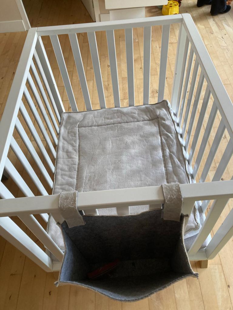 Mooie witte Bopita box met kleed en speelgoed tas, Ophalen, Gebruikt, Vierkant, Boxkleed