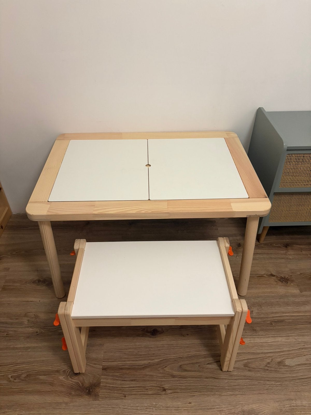 IKEA FLISAT Kindertafel + Verstelbare Kinderbank, Ophalen, Zo goed als nieuw