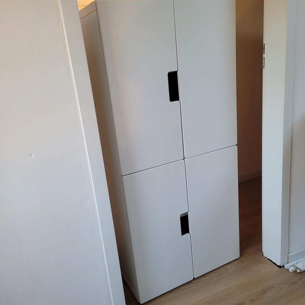 Witte kast met 4 deuren en legplanken - veel bergruimte, Huis en Inrichting, Kasten | Overige, Ophalen