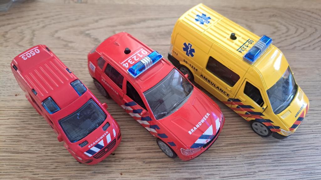 Ambulance en twee keer brandweerauto BMW Mercedes VW, Ophalen of Verzenden