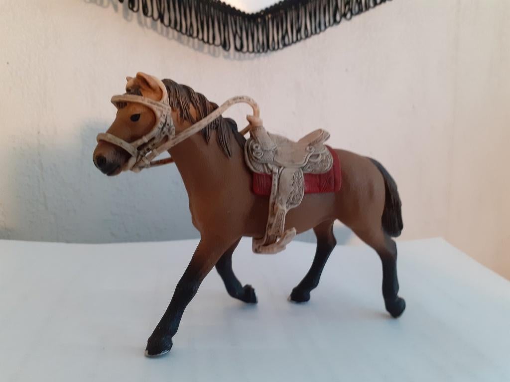 Schleich westernpaard met zadel en tuig, Ophalen of Verzenden, Gebruikt, Paard, Beeldje of Figuurtje