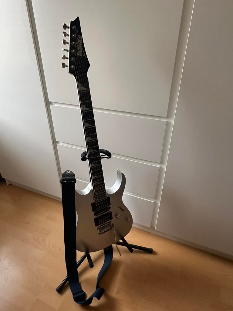 Ibanez Gio gitaar zilver/grijs, Muziek en Instrumenten, Snaarinstrumenten | Gitaren | Elektrisch, Ophalen, Gebruikt, Solid body