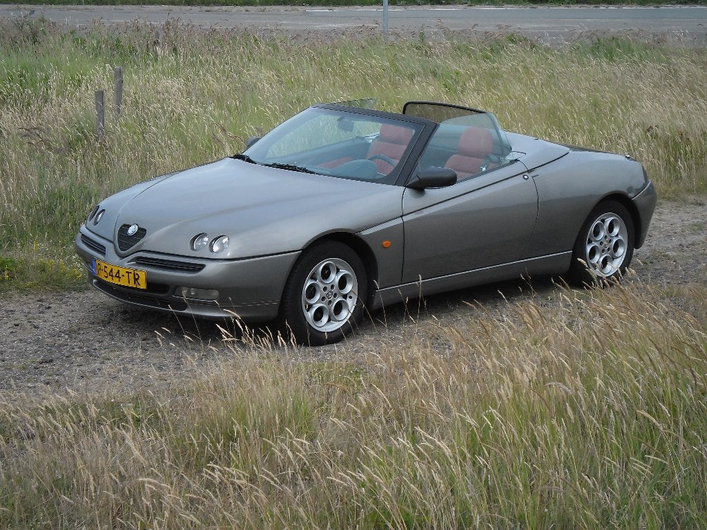 Leuke Alfa spider cabrio 2.0 16V met een verse motor., Auto's, Alfa Romeo, Voorwielaandrijving, Cabriolet, Spider, Leder