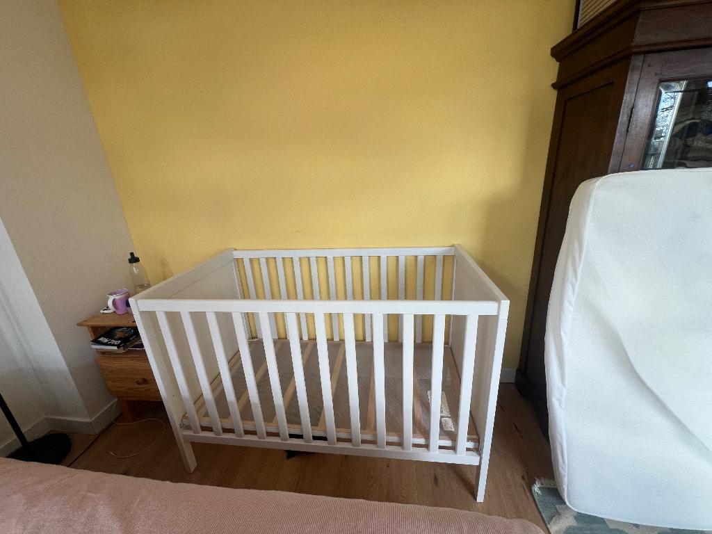 IKEA SUNDVIK Baby/Toddler Crib (Mattress & Bedding Included), Kinderen en Baby's, Babywiegjes en Ledikanten, Ophalen, Gebruikt