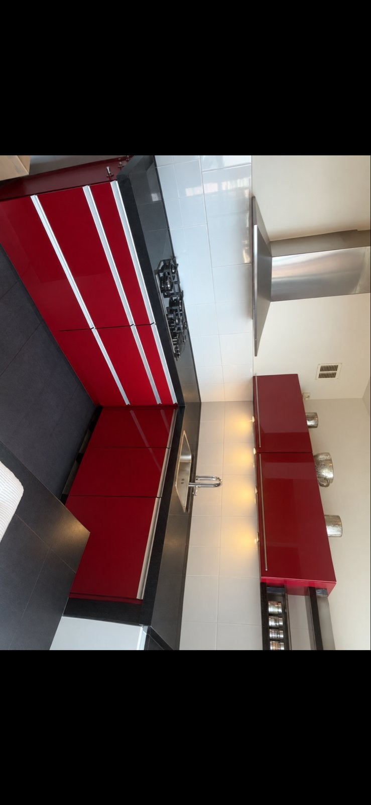 Moderne rode hoekkeuken met apparatuur, Huis en Inrichting, Ophalen, Gebruikt, Hoekkeuken, Hoogglans of Gelakt
