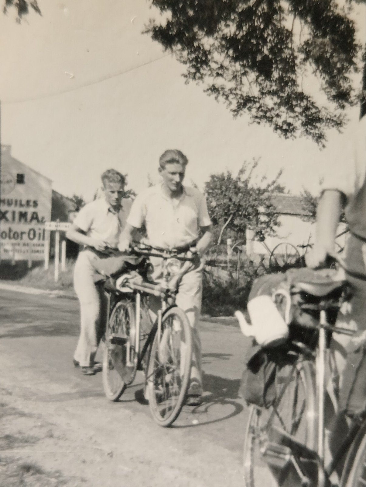 Jongemannen met fietsen jaren 40-50, Ophalen of Verzenden, 1940 tot 1960, Gebruikt