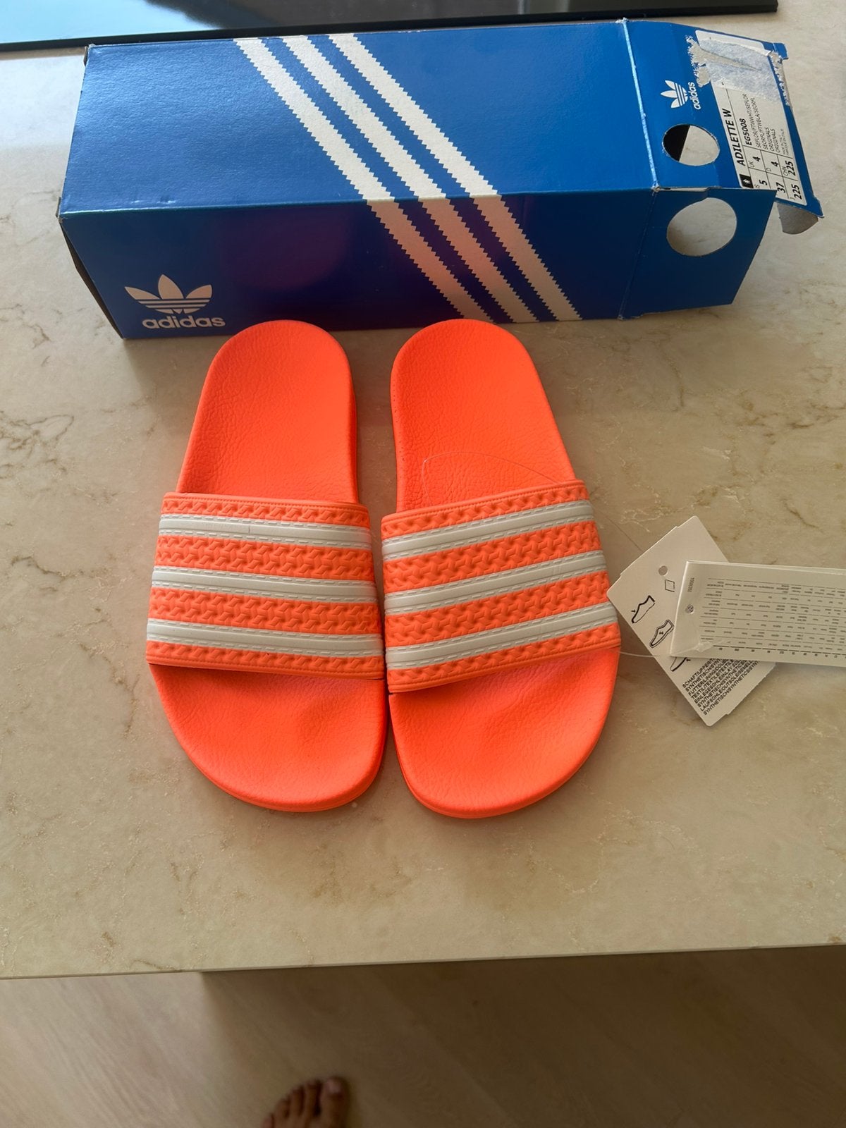 Adidas Adilette W Badslippers - Maat 37 (Nieuw in Doos), Kleding | Dames, Badmode en Zwemkleding, Ophalen, Nieuw, Oranje, Overige typen