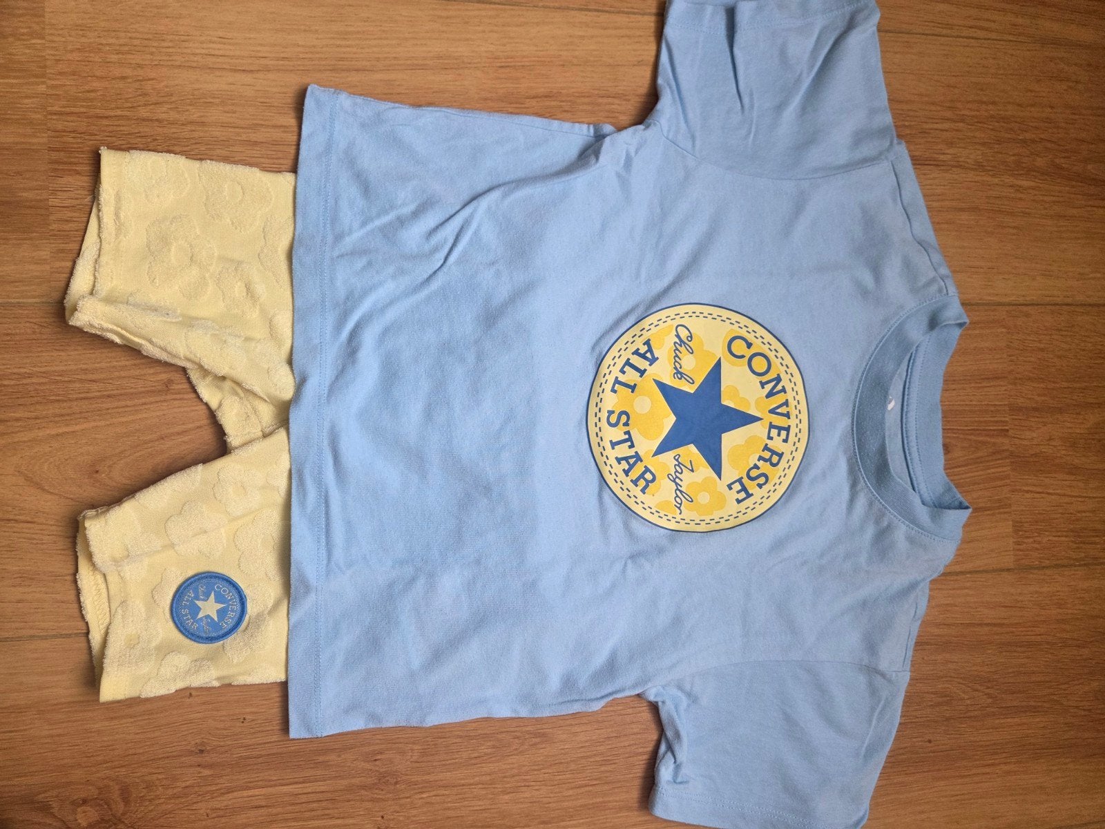 Converse setje: blauw T-shirt en gele shorts, maat 6, Gebruikt, Converse, Jongen of Meisje, Ophalen of Verzenden